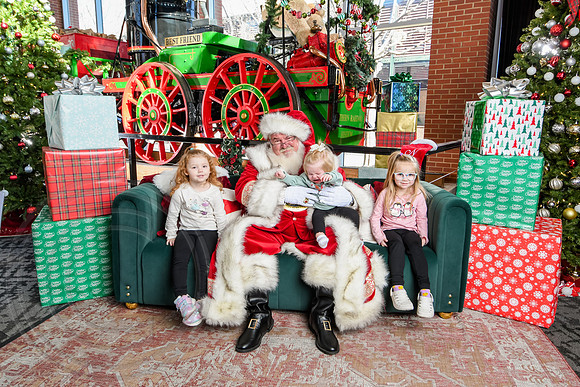RKPhoto-2025-TheCharlestonSanta-Dec20-4347