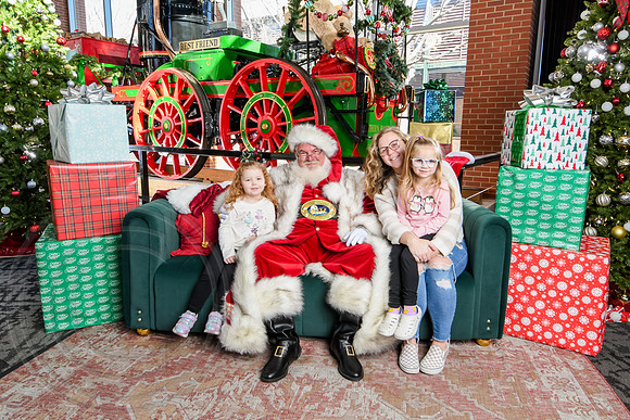 RKPhoto-2025-TheCharlestonSanta-Dec20-4350