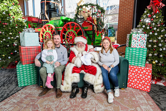 RKPhoto-2025-TheCharlestonSanta-Dec20-4354