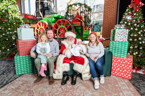 RKPhoto-2025-TheCharlestonSanta-Dec20-4355