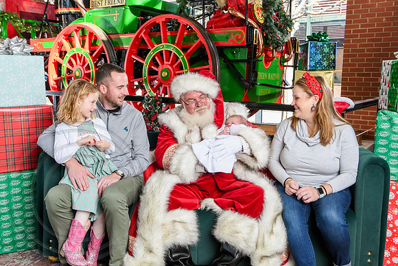 RKPhoto-2025-TheCharlestonSanta-Dec20-4357