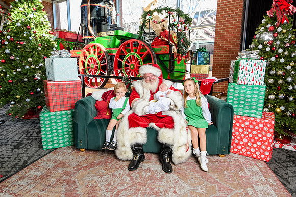 RKPhoto-2025-TheCharlestonSanta-Dec20-4360