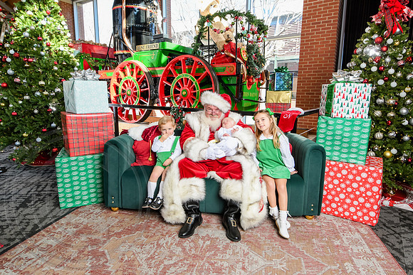 RKPhoto-2025-TheCharlestonSanta-Dec20-4361