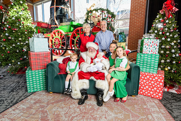 RKPhoto-2025-TheCharlestonSanta-Dec20-4362