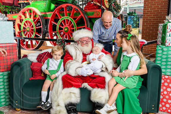 RKPhoto-2025-TheCharlestonSanta-Dec20-4364