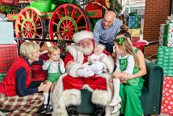 RKPhoto-2025-TheCharlestonSanta-Dec20-4365