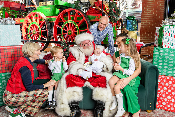 RKPhoto-2025-TheCharlestonSanta-Dec20-4366