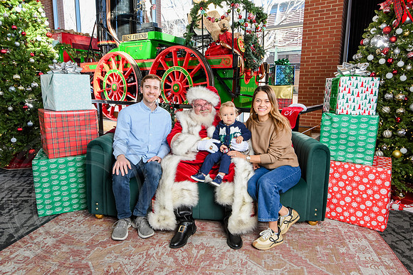 RKPhoto-2025-TheCharlestonSanta-Dec20-4370