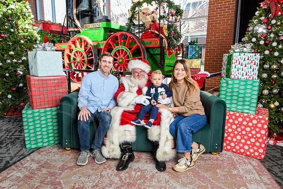 RKPhoto-2025-TheCharlestonSanta-Dec20-4371