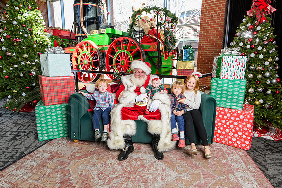 RKPhoto-2025-TheCharlestonSanta-Dec20-4374
