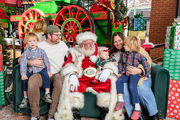 RKPhoto-2025-TheCharlestonSanta-Dec20-4379