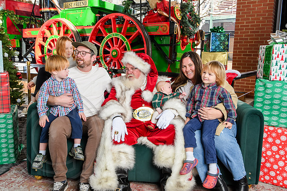 RKPhoto-2025-TheCharlestonSanta-Dec20-4380