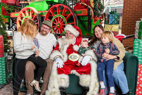 RKPhoto-2025-TheCharlestonSanta-Dec20-4381