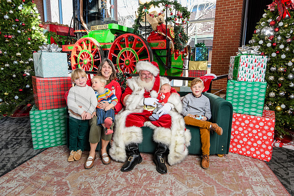 RKPhoto-2025-TheCharlestonSanta-Dec20-4384