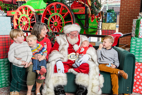 RKPhoto-2025-TheCharlestonSanta-Dec20-4385