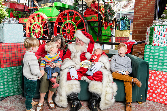 RKPhoto-2025-TheCharlestonSanta-Dec20-4386