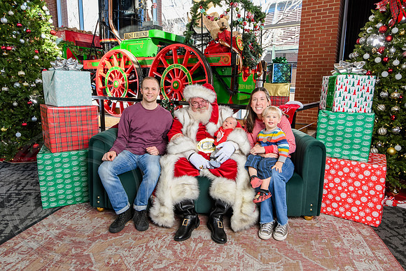 RKPhoto-2025-TheCharlestonSanta-Dec20-4387