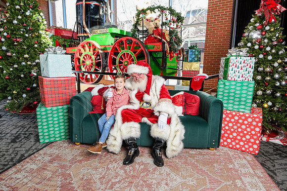 RKPhoto-2025-TheCharlestonSanta-Dec20-4389
