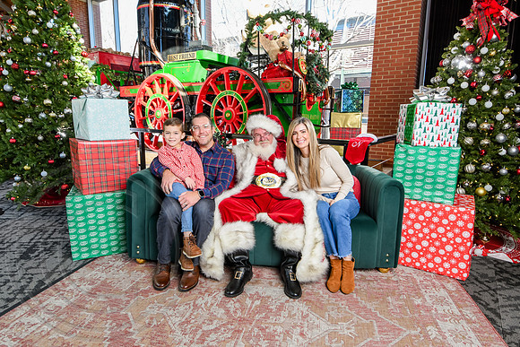 RKPhoto-2025-TheCharlestonSanta-Dec20-4390