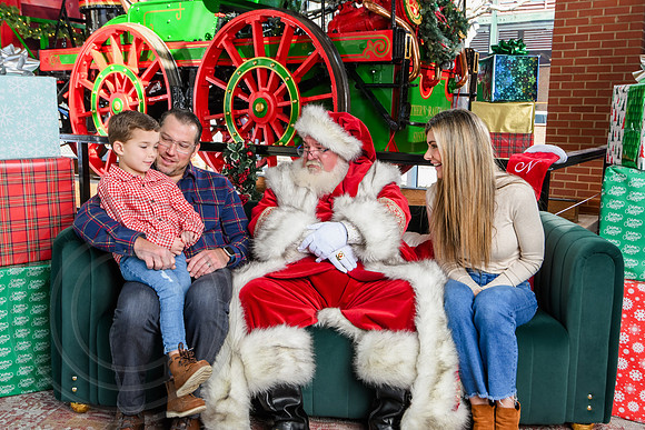 RKPhoto-2025-TheCharlestonSanta-Dec20-4391