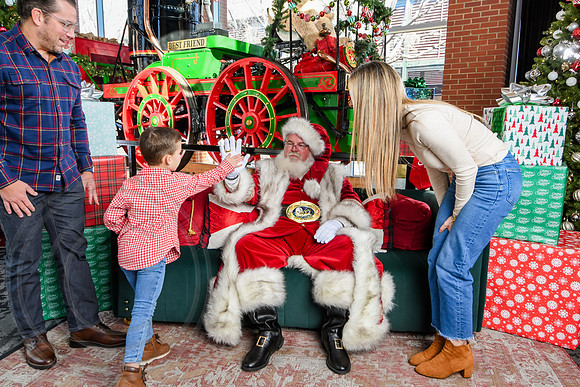 RKPhoto-2025-TheCharlestonSanta-Dec20-4392