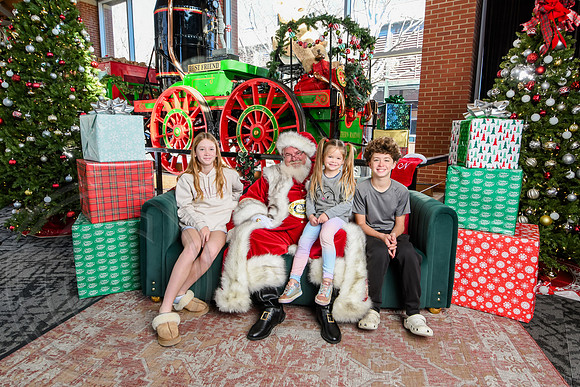 RKPhoto-2025-TheCharlestonSanta-Dec20-4393