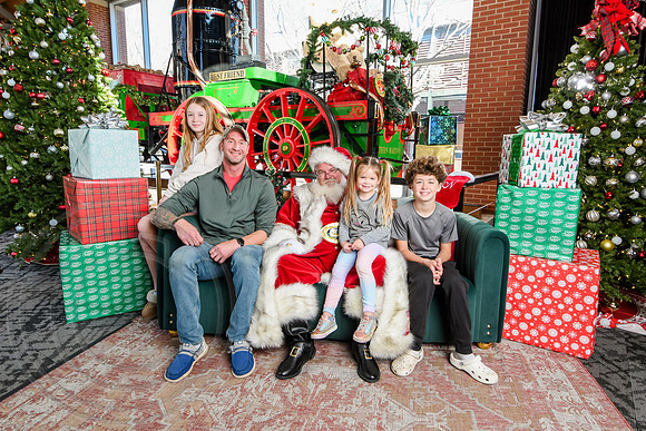 RKPhoto-2025-TheCharlestonSanta-Dec20-4394
