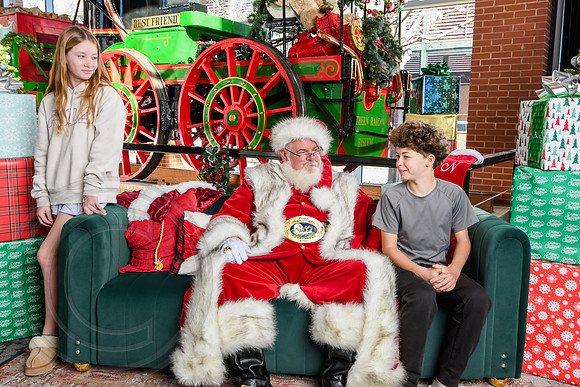 RKPhoto-2025-TheCharlestonSanta-Dec20-4397