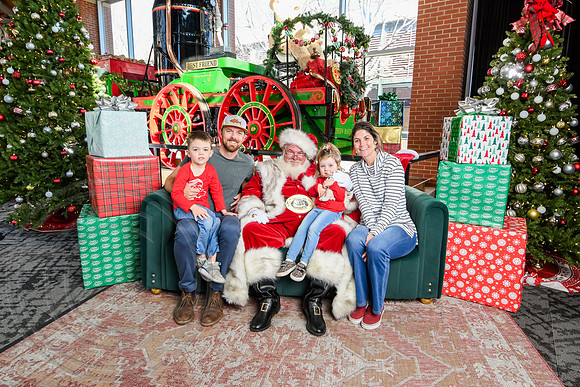 RKPhoto-2025-TheCharlestonSanta-Dec20-4400