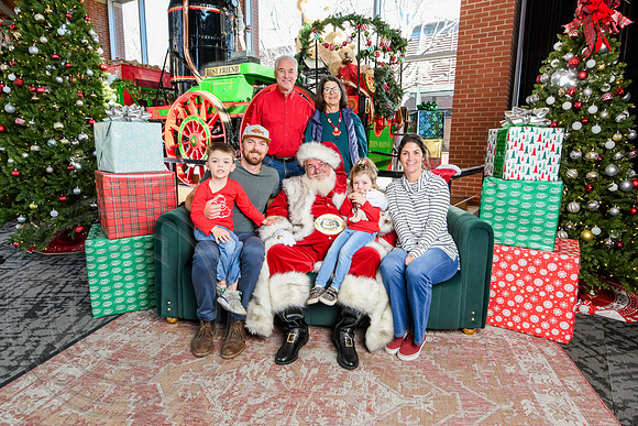 RKPhoto-2025-TheCharlestonSanta-Dec20-4401