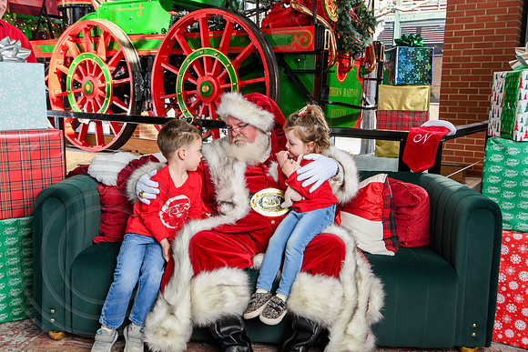 RKPhoto-2025-TheCharlestonSanta-Dec20-4402