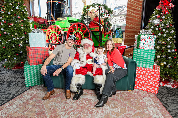RKPhoto-2025-TheCharlestonSanta-Dec20-4406