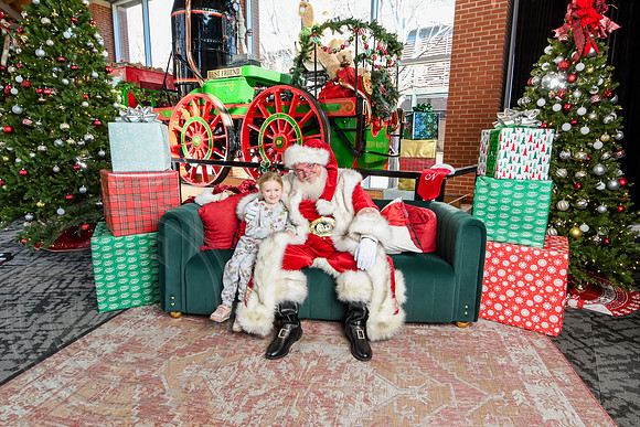 RKPhoto-2025-TheCharlestonSanta-Dec20-4407
