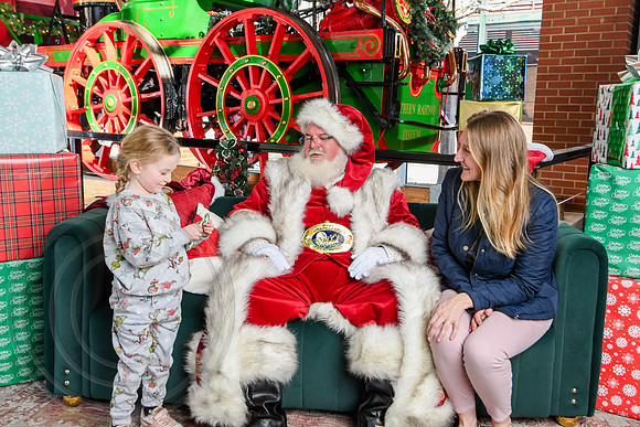 RKPhoto-2025-TheCharlestonSanta-Dec20-4410