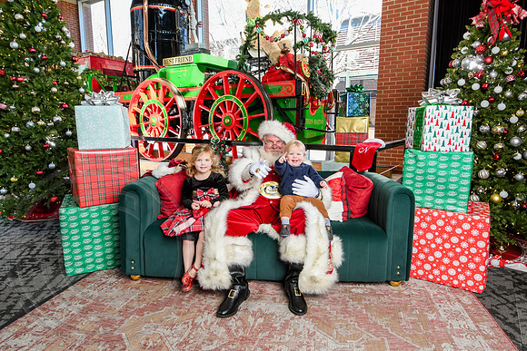 RKPhoto-2025-TheCharlestonSanta-Dec20-4411