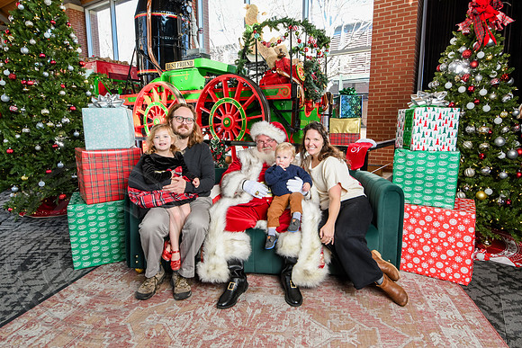 RKPhoto-2025-TheCharlestonSanta-Dec20-4413