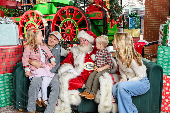 RKPhoto-2025-TheCharlestonSanta-Dec20-4427