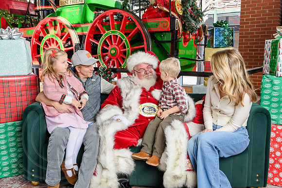RKPhoto-2025-TheCharlestonSanta-Dec20-4428