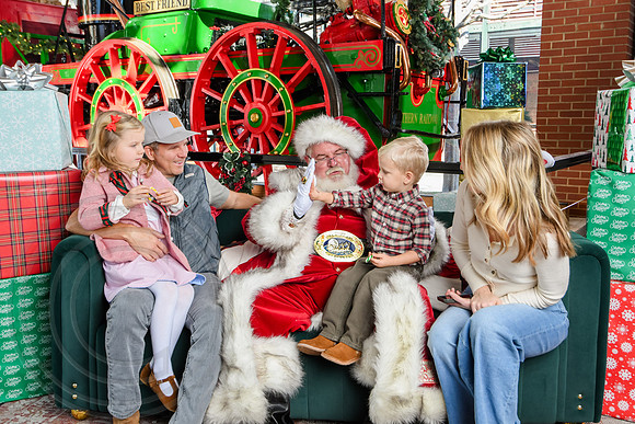 RKPhoto-2025-TheCharlestonSanta-Dec20-4430