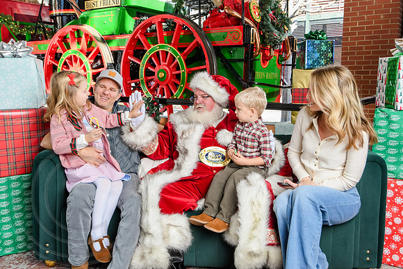 RKPhoto-2025-TheCharlestonSanta-Dec20-4431