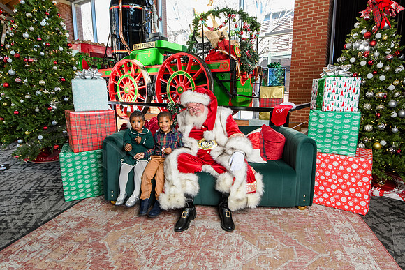 RKPhoto-2025-TheCharlestonSanta-Dec20-4433