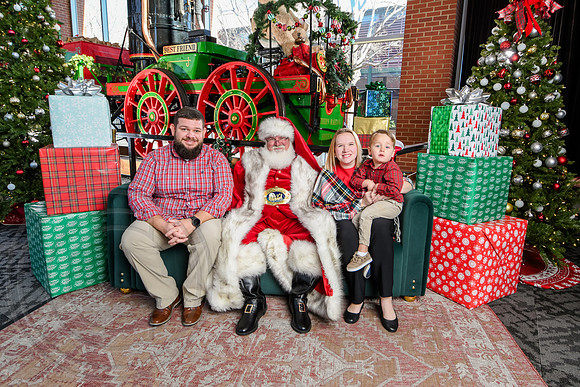 RKPhoto-2025-TheCharlestonSanta-Dec21-4779