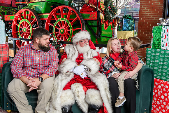 RKPhoto-2025-TheCharlestonSanta-Dec21-4780