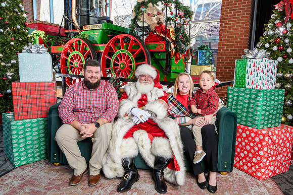 RKPhoto-2025-TheCharlestonSanta-Dec21-4782