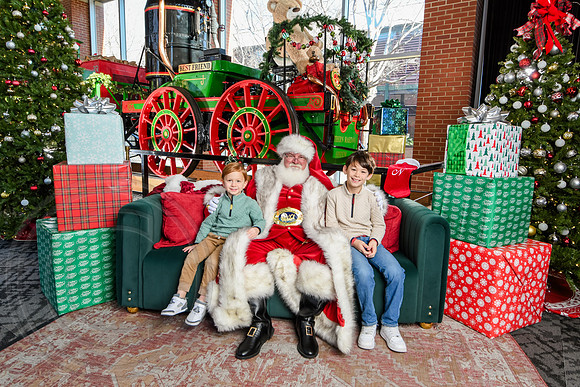 RKPhoto-2025-TheCharlestonSanta-Dec21-4784