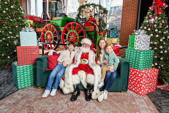 RKPhoto-2025-TheCharlestonSanta-Dec21-4786