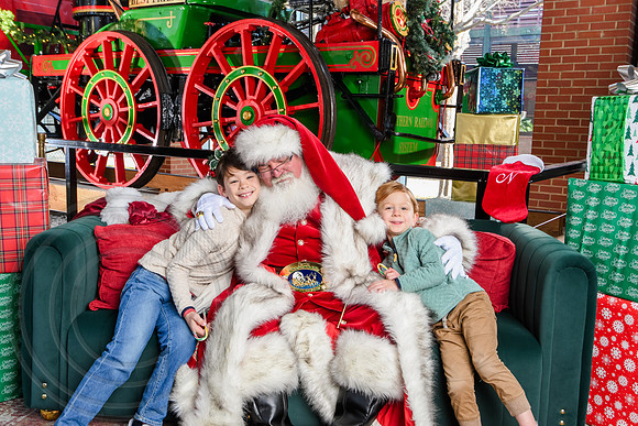 RKPhoto-2025-TheCharlestonSanta-Dec21-4789