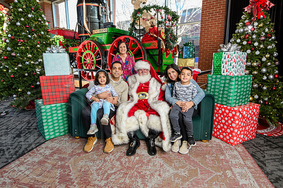 RKPhoto-2025-TheCharlestonSanta-Dec21-4791