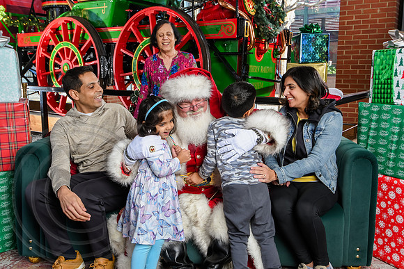 RKPhoto-2025-TheCharlestonSanta-Dec21-4794