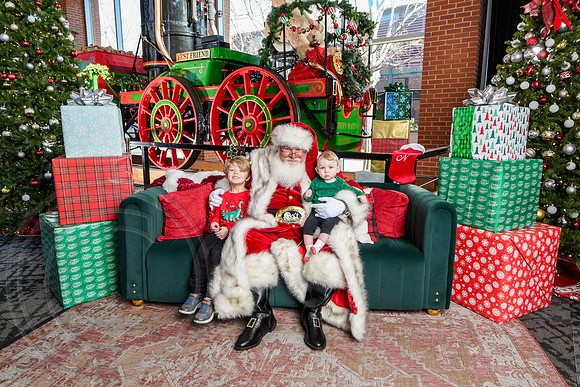 RKPhoto-2025-TheCharlestonSanta-Dec21-4796